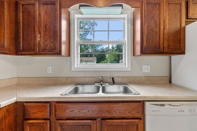 Building Photo - 3 Bedroom Pet friendly Home For Rent Near ...