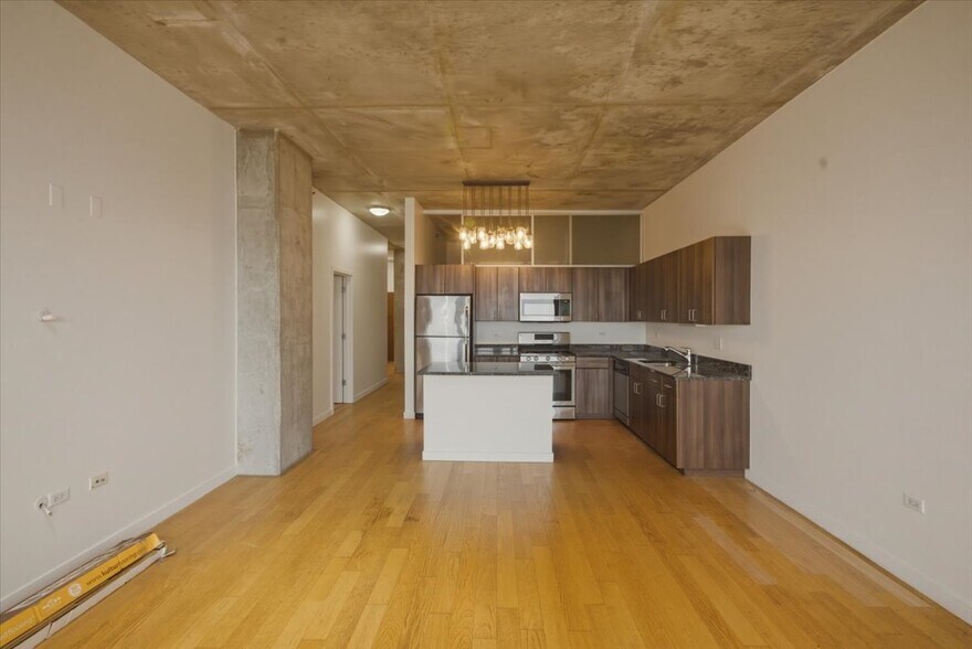 Building Photo - 235 W Van Buren St