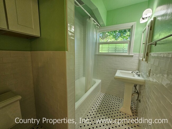 Building Photo - Downtown 3-Bedroom with Old World Charm and Modern Amenities!