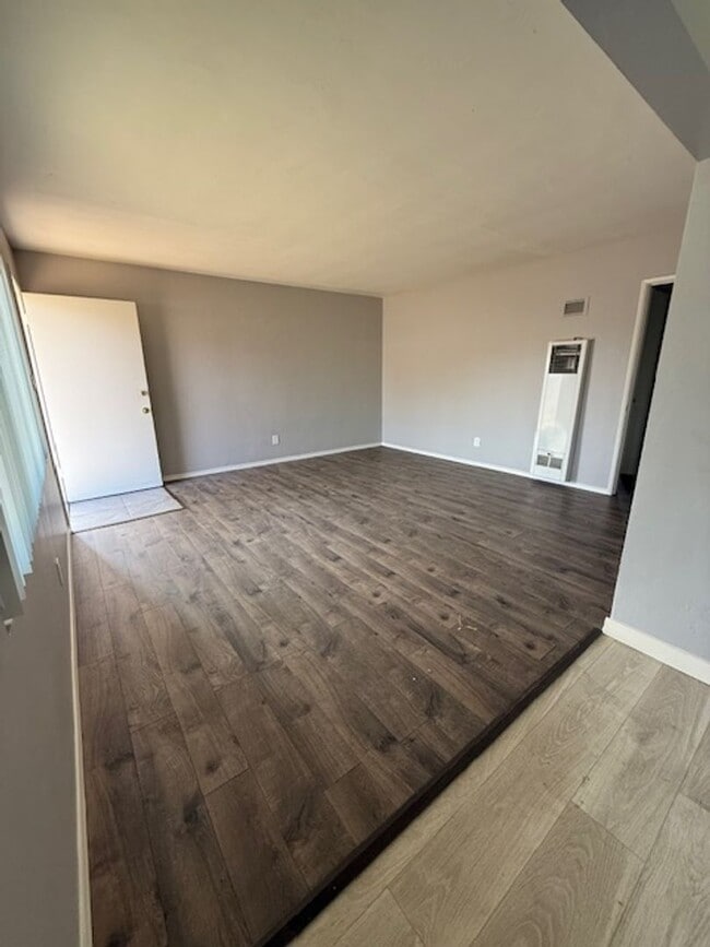 Building Photo - Cute 2 bedroom house