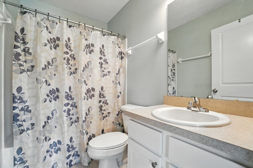 Secondary bedroom - full bathroom - 6169 Needletail Rd