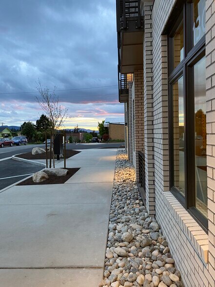 Building Photo - 1305 Larrabee Ave