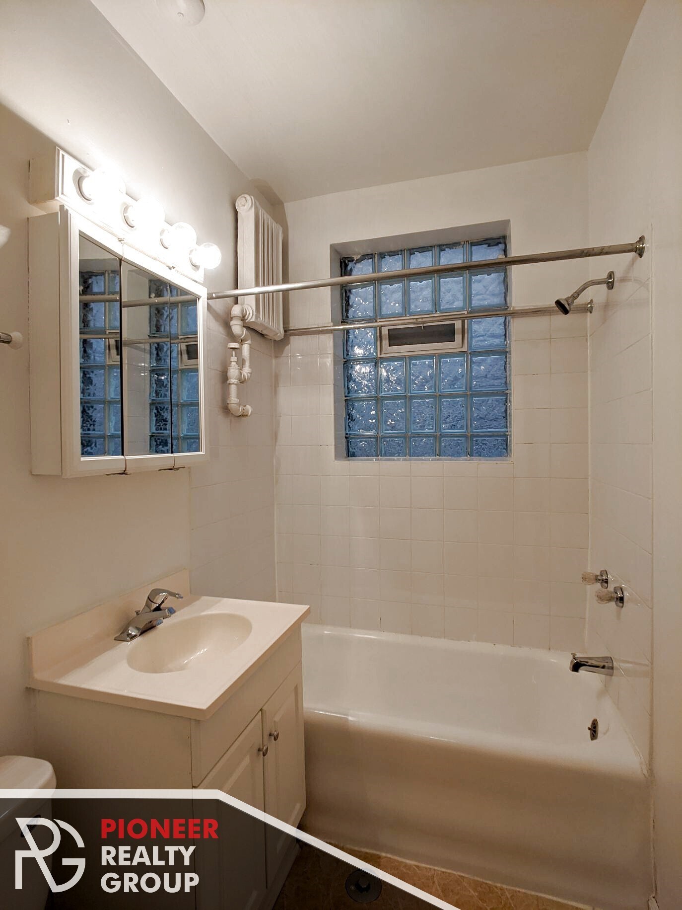 Building Photo - 546 W Wellington Ave