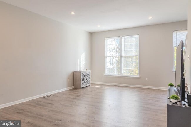 Building Photo - 42806 Smallwood Terrace