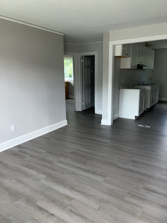 Building Photo - 2 Bedroom 1 Bathroom