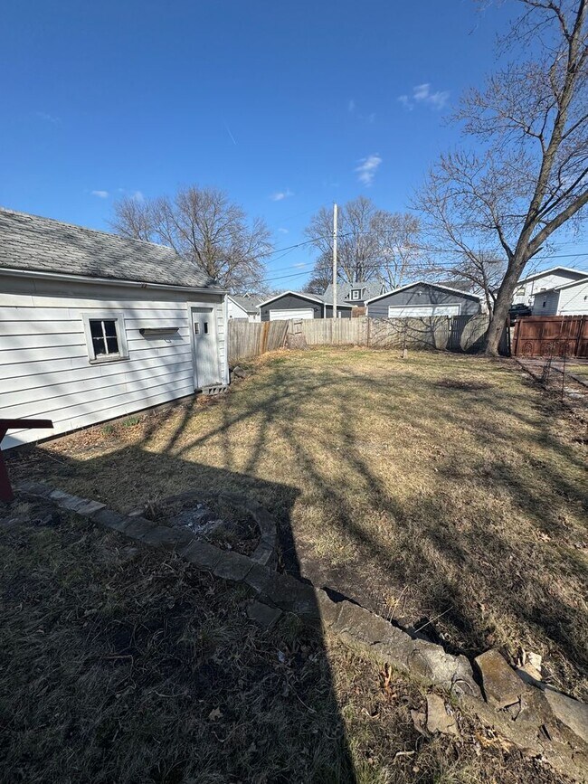 Building Photo - Waterloo 2 Bedroom House