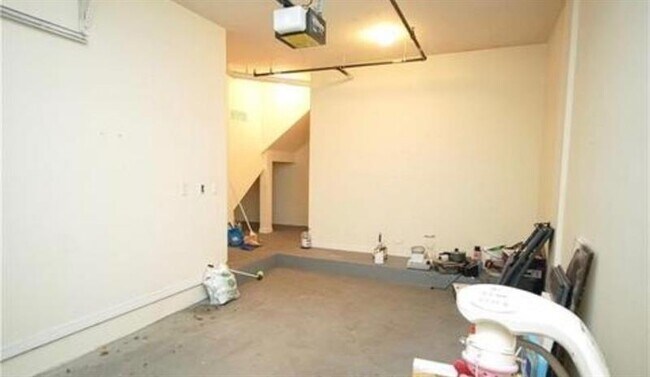 Building Photo - 6540 W Sample Rd