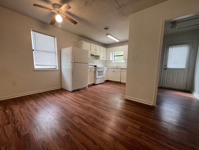 Building Photo - Two Bedroom Duplex