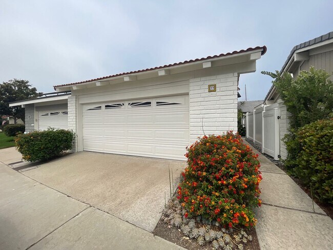 Primary Photo - Beautifully Updated Spacious 3 Bed 3 Bath ...