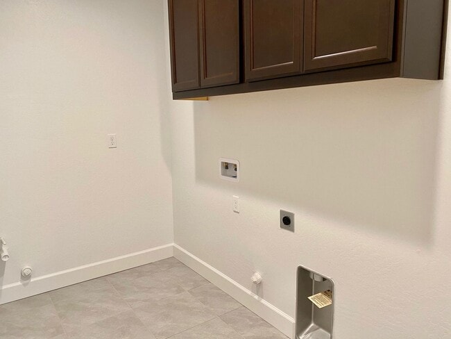 Building Photo - Solar Panels, Gated Community $2,350 Barst...