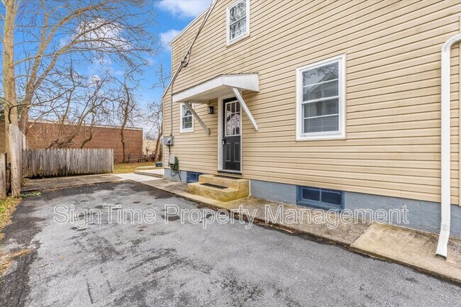 Building Photo - 11025 Rosewood Dr