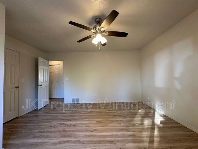 Building Photo - 608 Swan Ct
