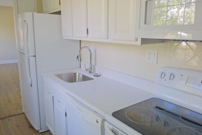 Building Photo - Beautiful corner unit in a secure, all-brick, pet-friendly building