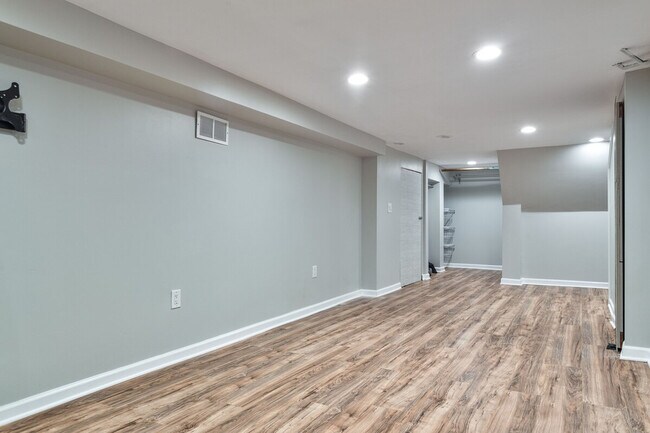 Building Photo - 3547 N Albany Ave