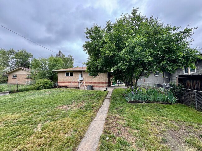 Building Photo - 3 Bedroom Home Walking distance to Sloan Lake & Highlands! Available NOW!!