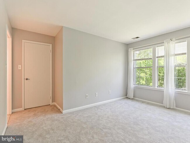 Building Photo - 303 Trinity Ct