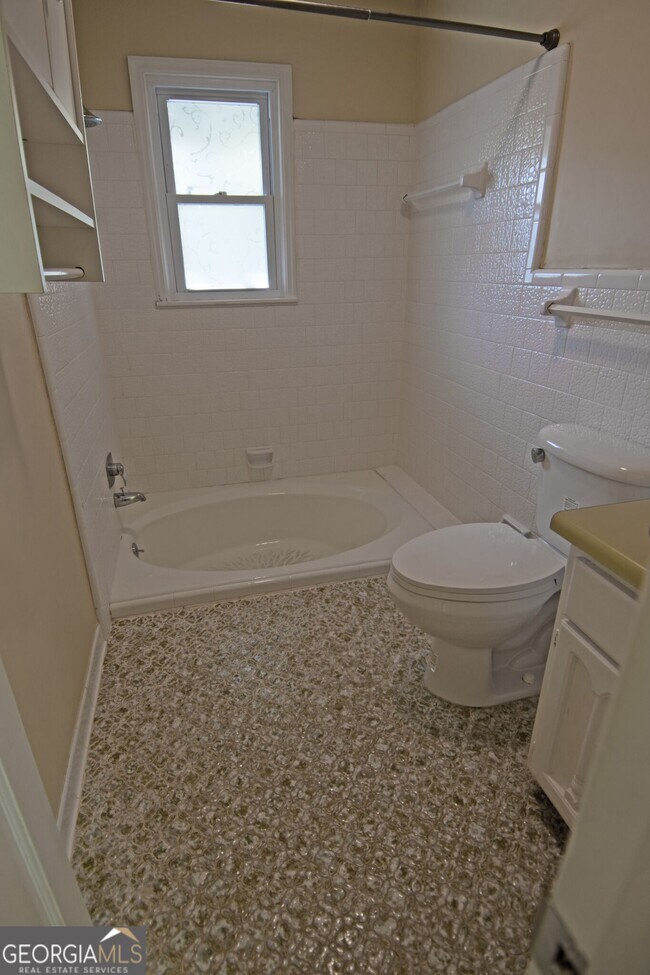Building Photo - 305 Pinemount Dr