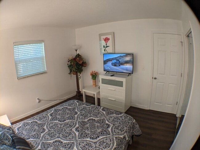 Building Photo - 2 Bed / 1 Bath Cozy Downtown Duplex Apartment