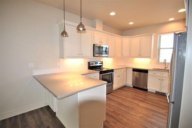 Building Photo - 1704/1706 Danny Boy Lane Duplex