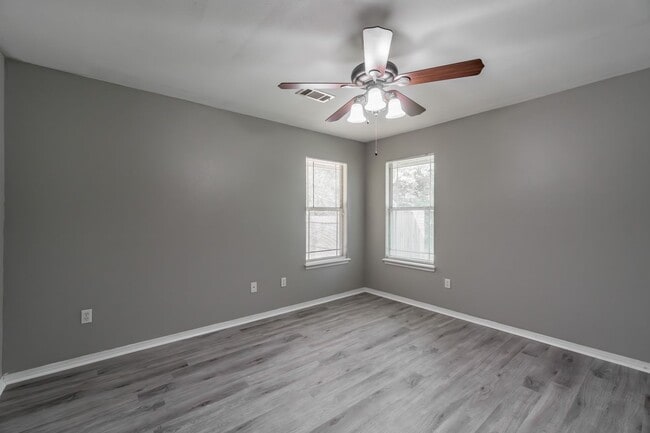 Building Photo - Freshly Updated 3 Bed, 2 Bath Home in Fort...