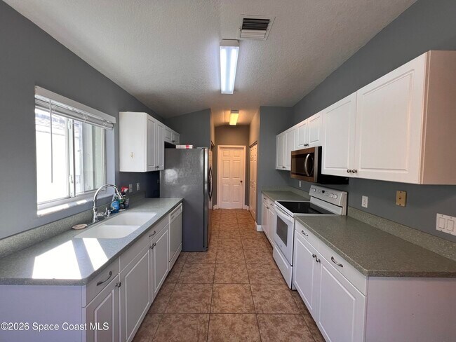 Building Photo - 2565 Ventura Cir