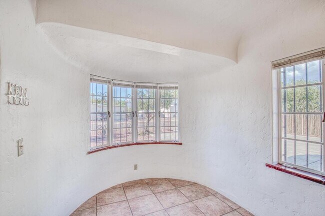 Building Photo - 1304 E Linden St