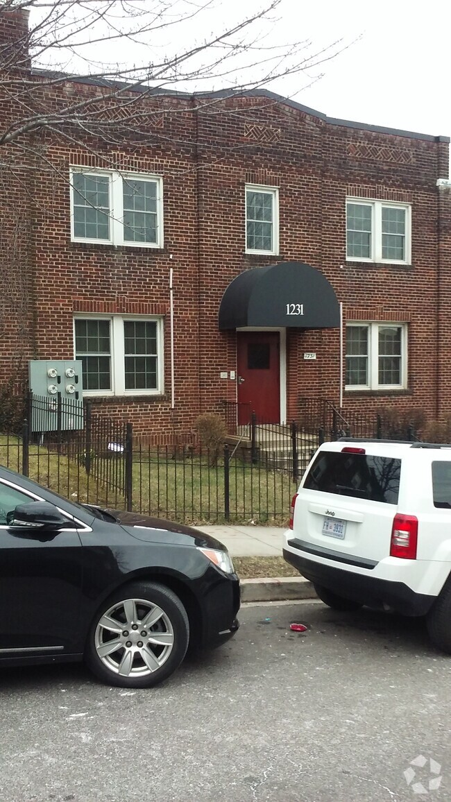 Building Photo - 1231 Holbrook Ter NE