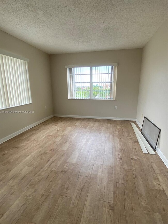 Building Photo - 9350 Fontainebleau Blvd