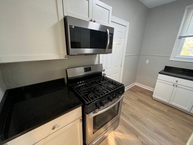 Building Photo - Charming 2 Bed 1 Bath