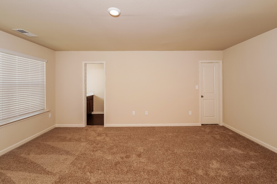 Building Photo - 484 Clover Cir