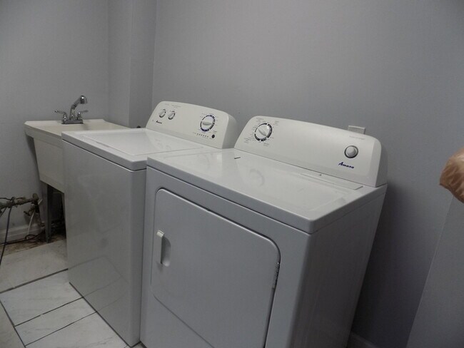 Building Photo - Nice Updated 4 bedroom house with first floor primary bedroom/Bathroom