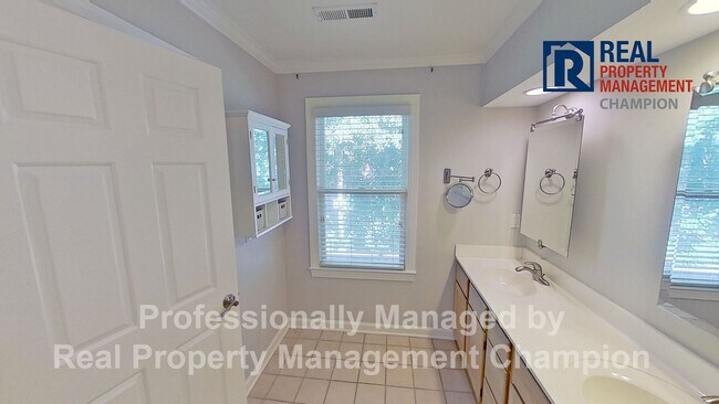 Building Photo - Fabulous End Unit Townhome with Three Master Bedrooms