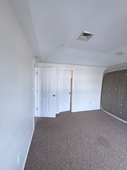 Building Photo - 132 Carle Rd