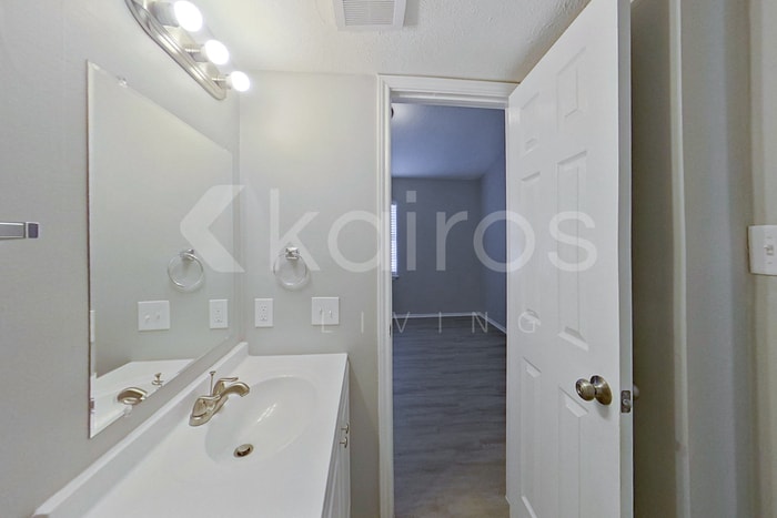 Building Photo - 2531 E Timberview Ln