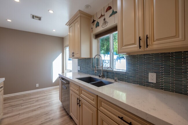 Building Photo - 10930 Oro Vista Ave