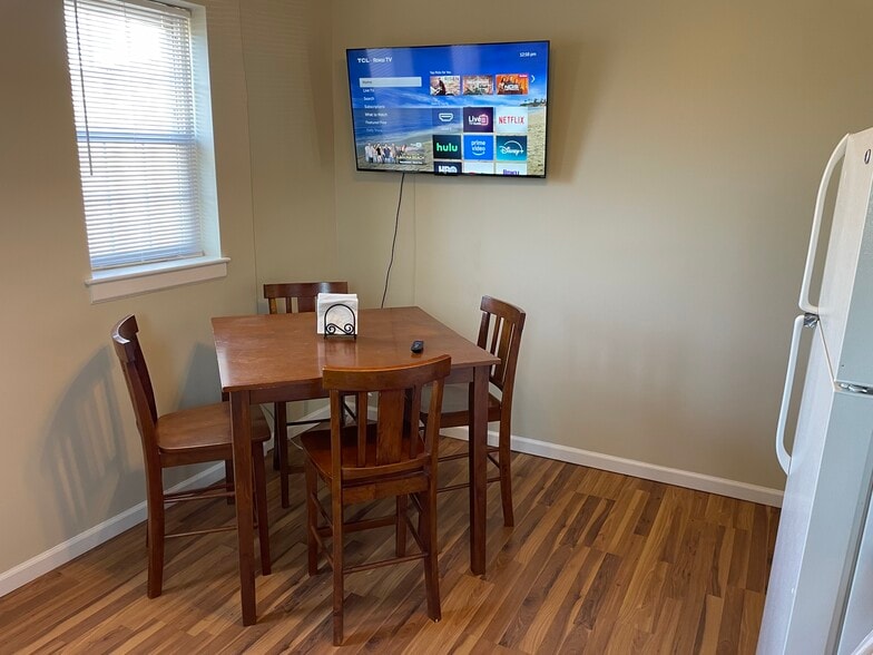 Building Photo - 600 Roxborough Ave