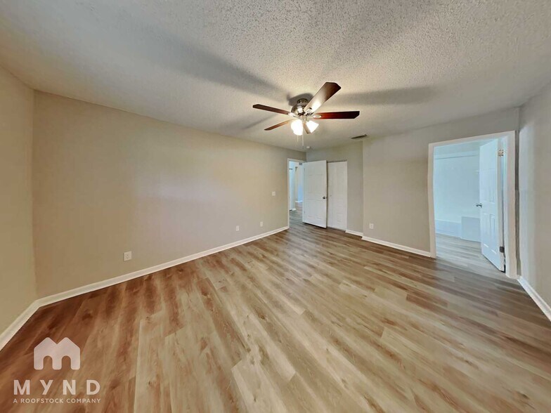 Building Photo - 2125 Karen Dr