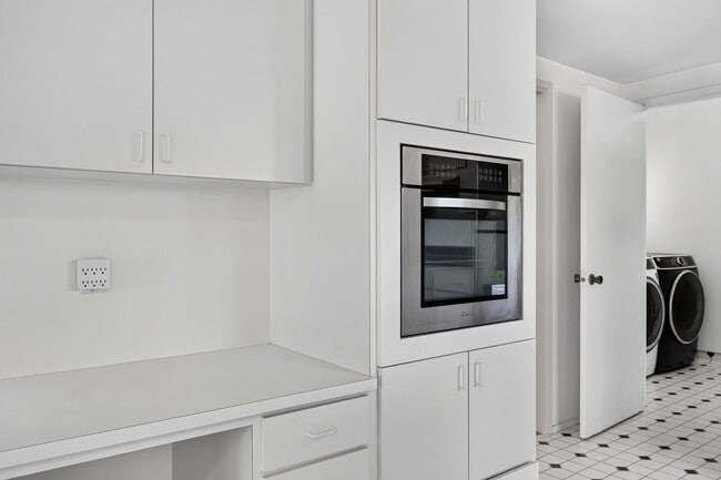 Building Photo - Beautifully Updated Single-Story 4BR Ranch with Designer Finishes & Spacious Fenced Yard!
