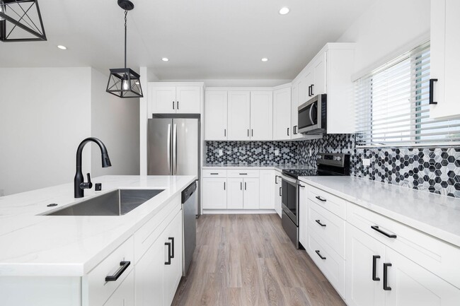 Building Photo - 4bd/2ba home with AC, off street parking and private yard!