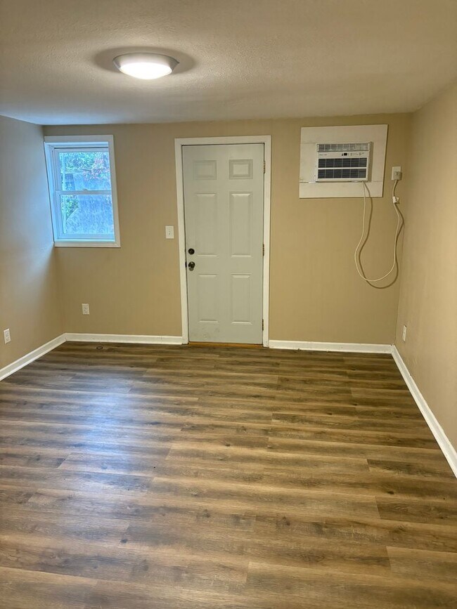 Building Photo - 1471 Main St