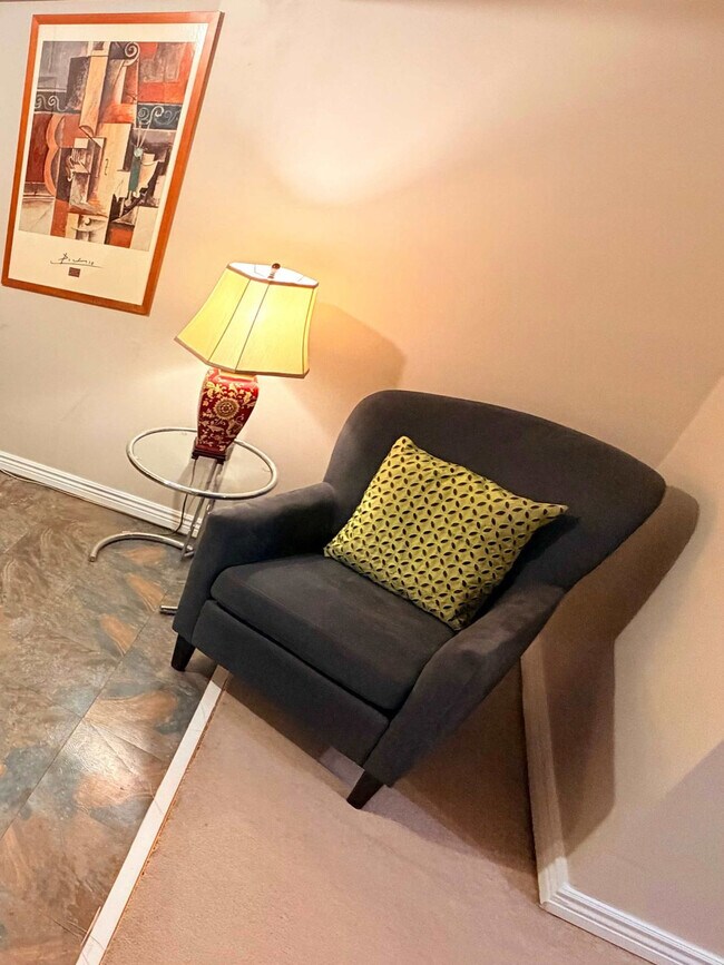 Building Photo - 2933 Ivanhoe St