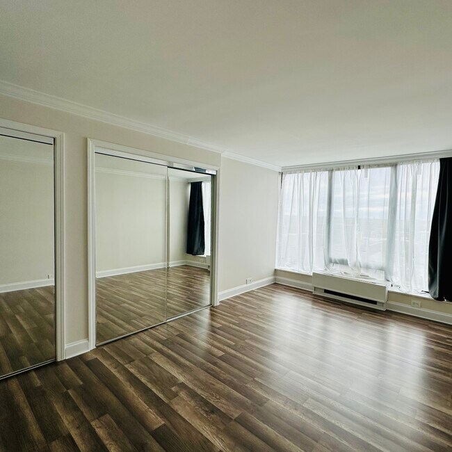 Building Photo - 5445 N Sheridan Rd