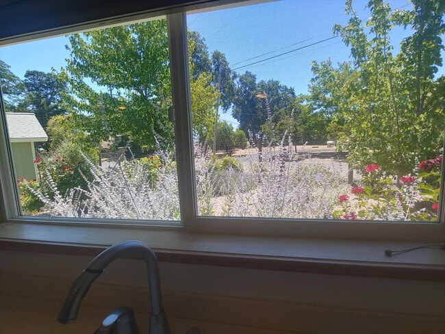 Building Photo - Lakeport location for retn!!