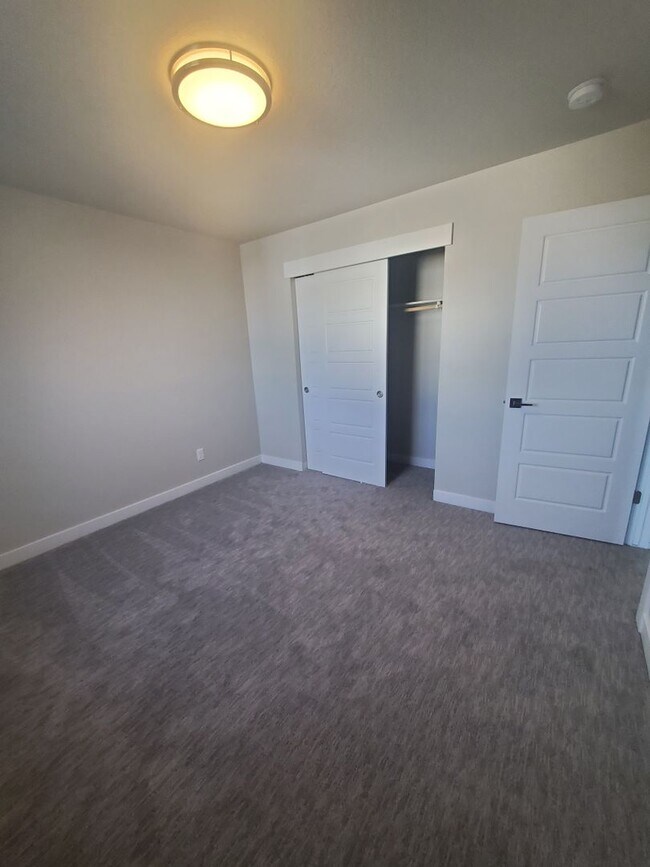 Building Photo - Updated and Very Spacious 3 Bedroom Townho...