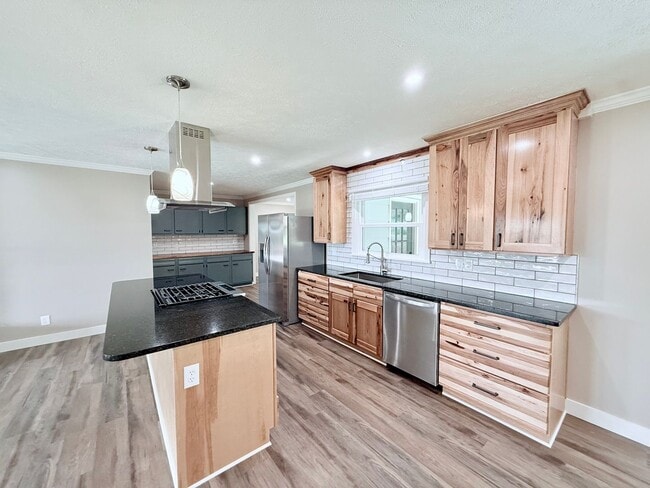 Building Photo - Stunningly Renovated 3 Bed, 2 Bath Home in...
