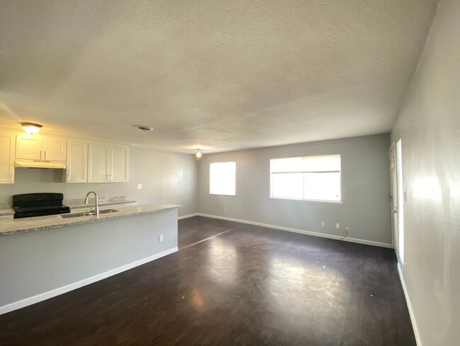 Building Photo - Charming Two Bedroom Condo