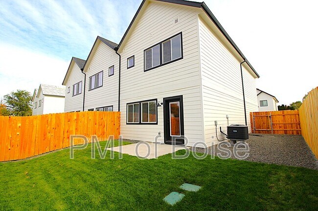 Building Photo - 123 Trifecta Ln