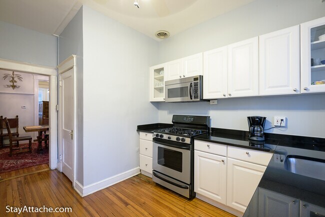 Building Photo - 1737 Swann