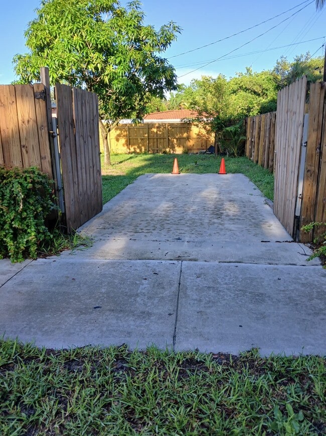 Building Photo - 1 N Melrose Dr