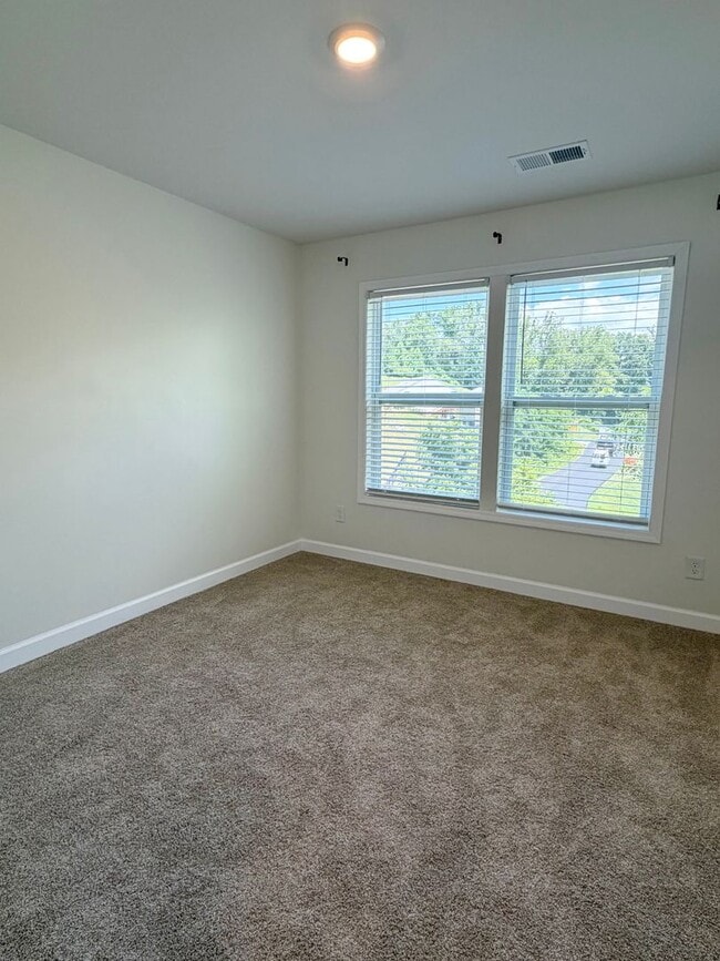 Building Photo - Spacious 3 Bedroom/ 2 Bath townhouse for rent in Fountain Park, convenient Asheville location